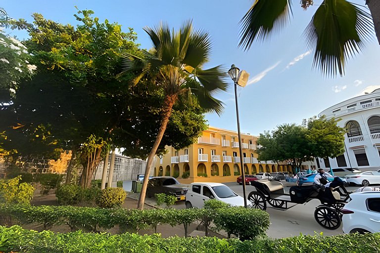 DEAL! Hip & Lovely Apt in Old Town, Hot Water